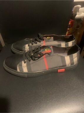 Men's Low-Top Plaid Sneakers with Black Toe and Red Accent